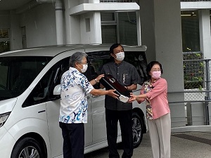 貸与式の様子（車両を貸与する小林社長）